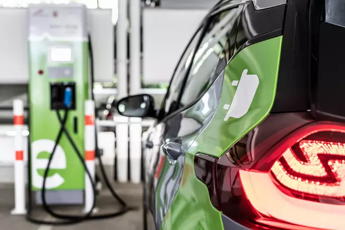 E-Auto steht an einer Ladestation